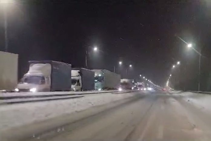  заснеженном пермском тракте собралась огромная пробка 