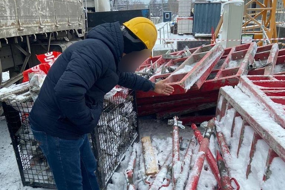  екатеринбурге рабочего стройке раздавило металлическим щитом 