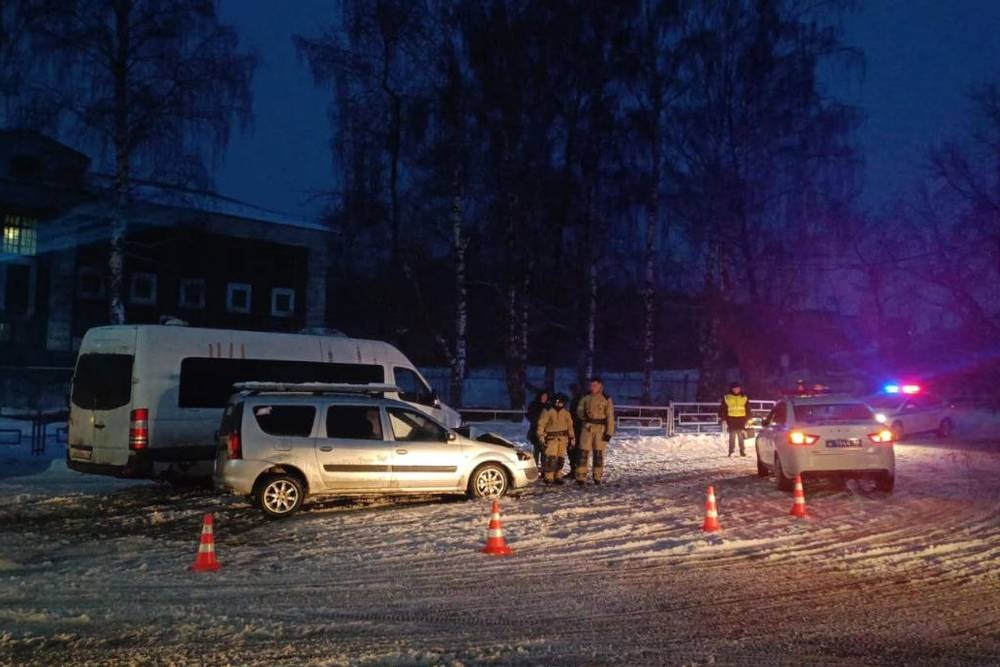  дегтярске столкновении микроавтобуса автомобиля пострадали человека 