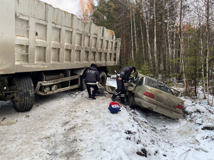  трассе невьянск верхняя пышма грузовик смял легковушку погибший 