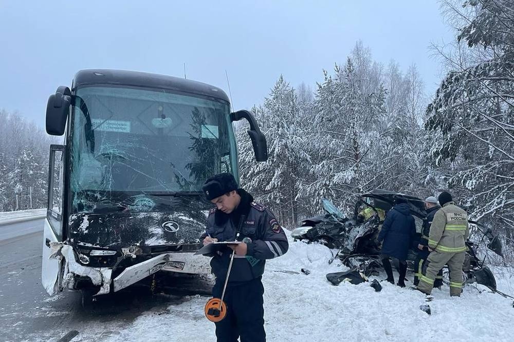  серовском тракте столкновении автобуса автомобиля погибли человека 