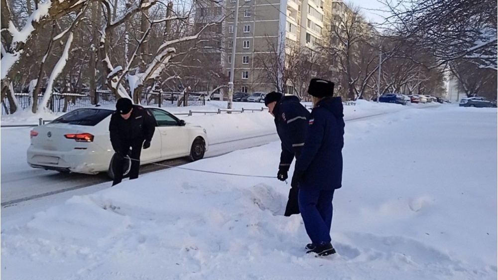  сотрудники гибдд прокуратуры измерили сугробы екатеринбурге 