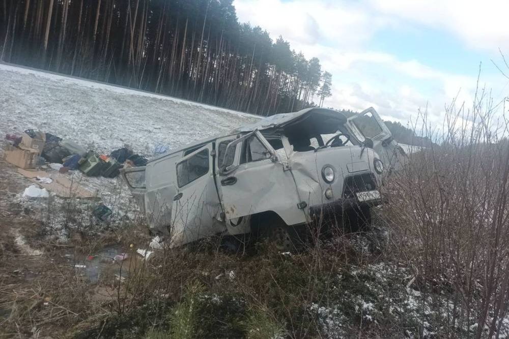  покрытой снегом трассе тюменской области опрокинулся уаз 