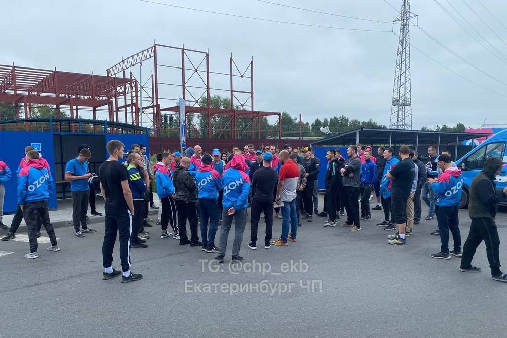  десятки курьеров ozon устроили забастовку екатеринбурге 