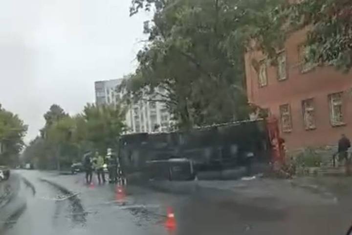  тюмени опрокинулась спешившая вызов пожарная машина 
