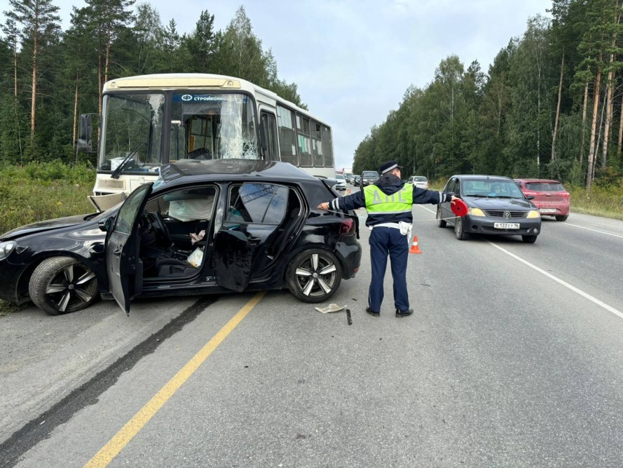  рейсовый автобус попал серьезное дтп первоуральском четверо пострадавших 