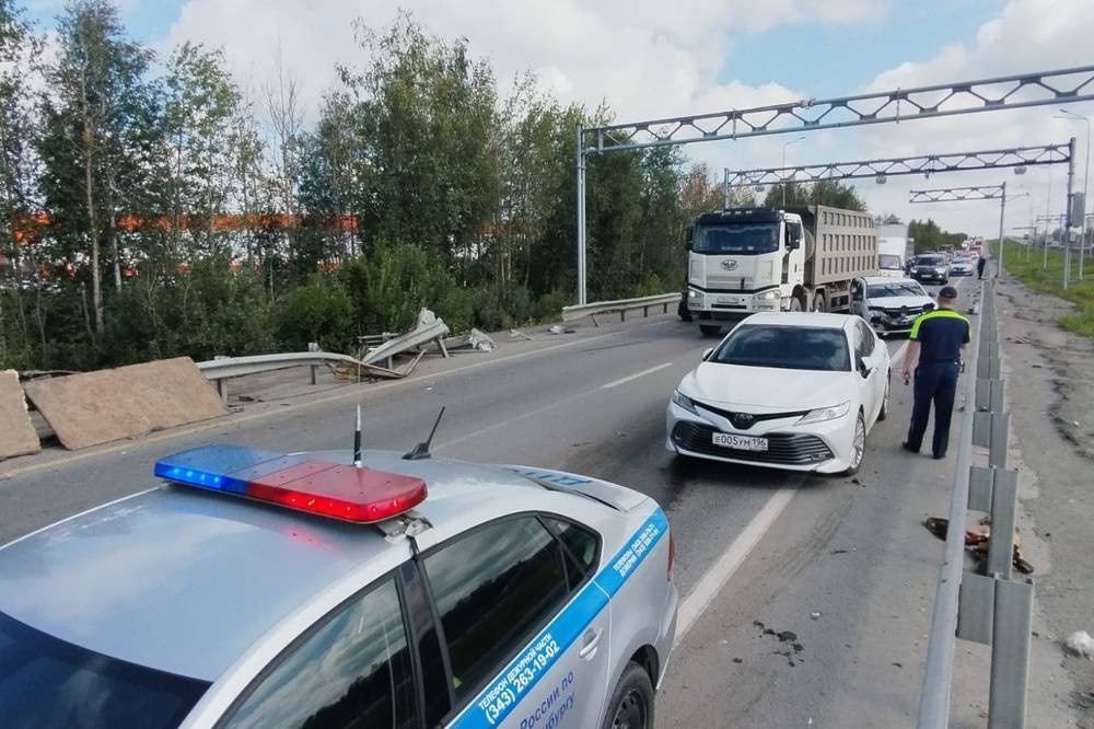  лопнувшие колеса грузовика привели массовой аварии екад 