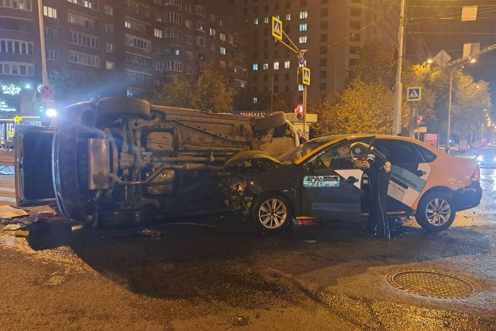  екатеринбурге каршеринговый автомобиль опрокинул внедорожник 