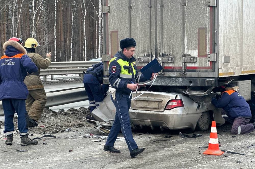  иномарка залетела грузовик трассе екатеринбургом 