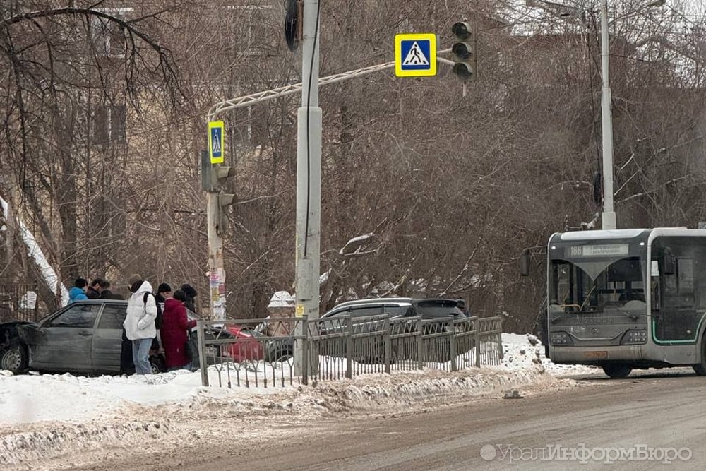  екатеринбурге машина оказалась тротуаре дтп перекрестке работали светофоры 