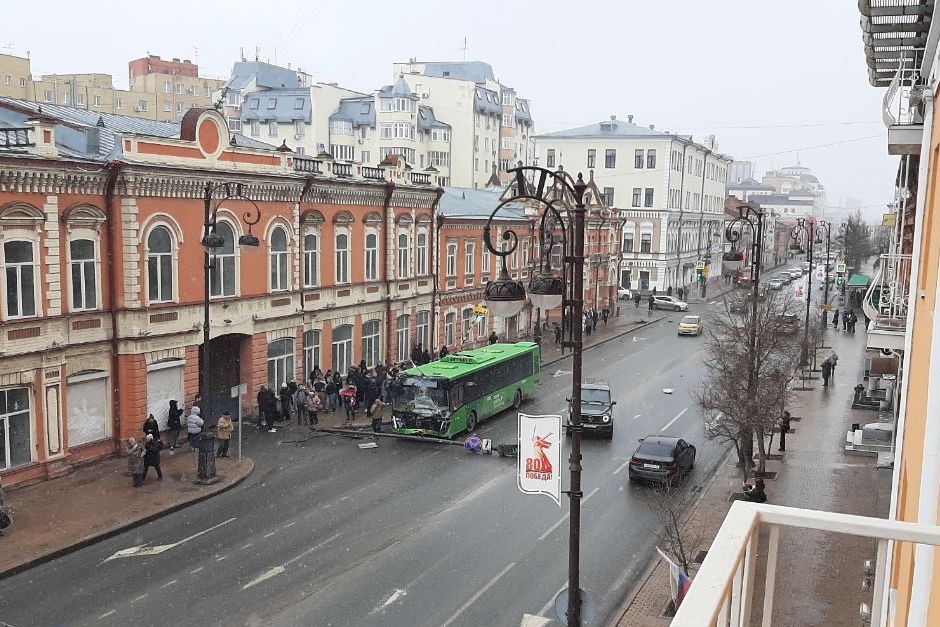  центре тюмени автобус врезался столб дтп 