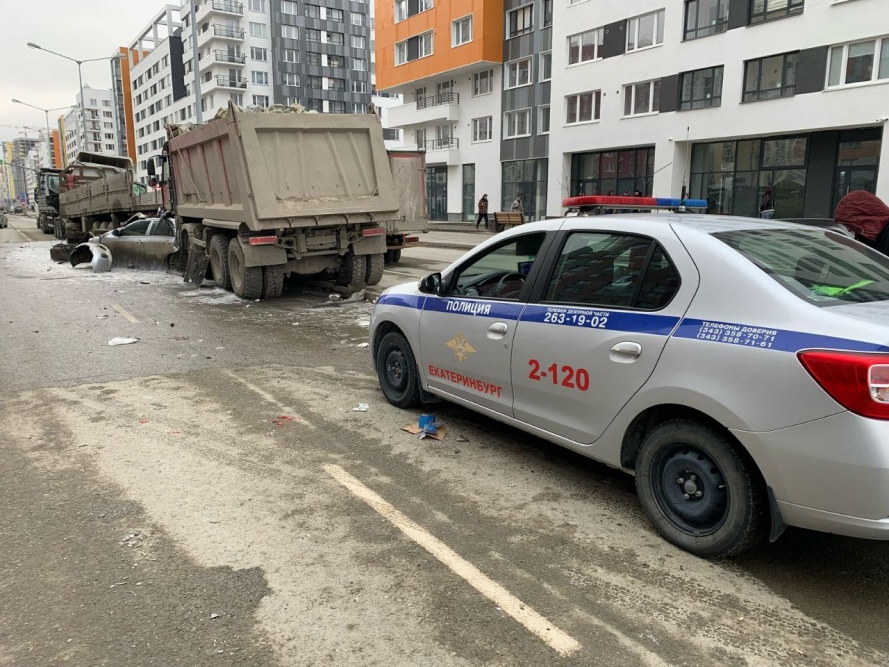  груженный камнем самосвал протаранил припаркованные машины екатеринбурге 