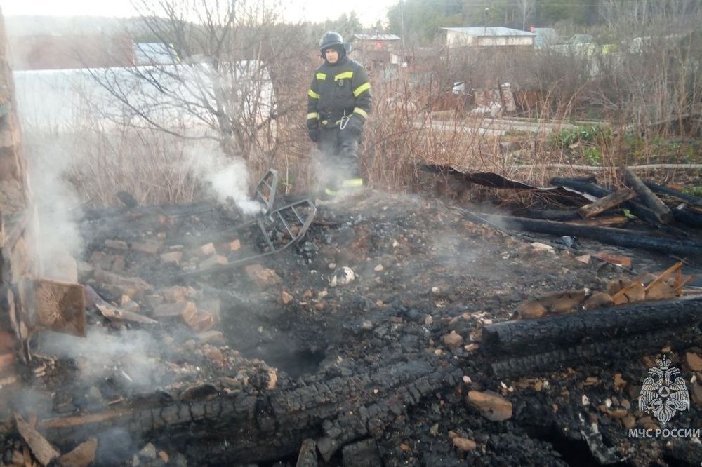  пожарные нашли тела горящем садовом домике челябинской области 