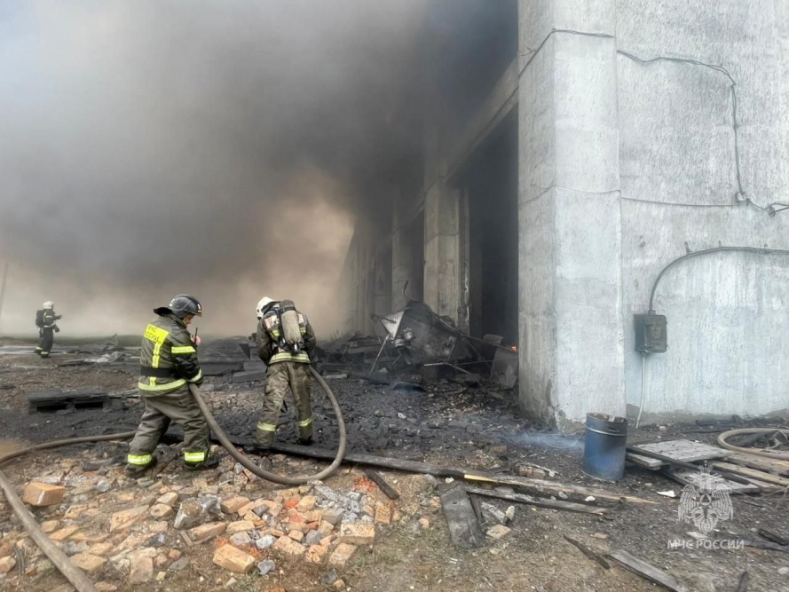  уральском заводе вспыхнул крупный пожар 