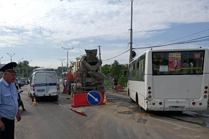 В Каменске-Уральском двое полицейских пострадали в ДТП с бетономешалкой