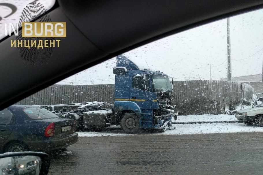  екатеринбурге фура снесла забор потеряла контейнер 