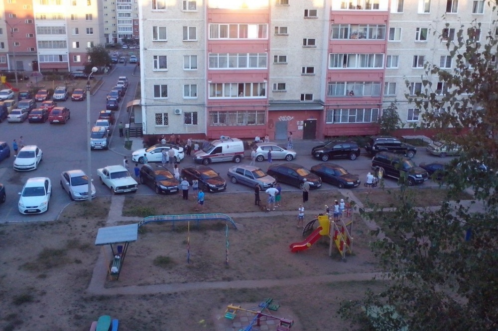  пермяк скинул прохожих телевизор этажа 