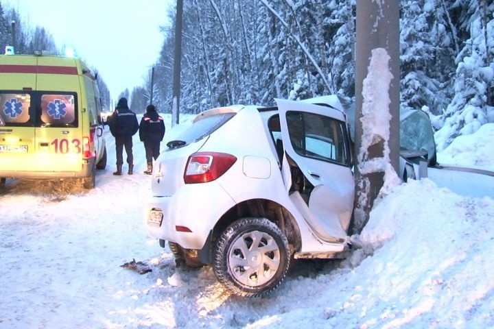  березниками автоледи renault протаранила столб 