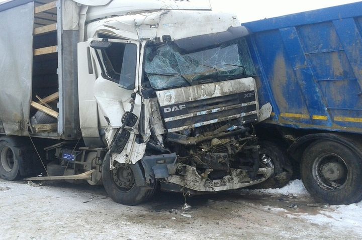  трассе прикамье столкнулись фура снегоуборщик 