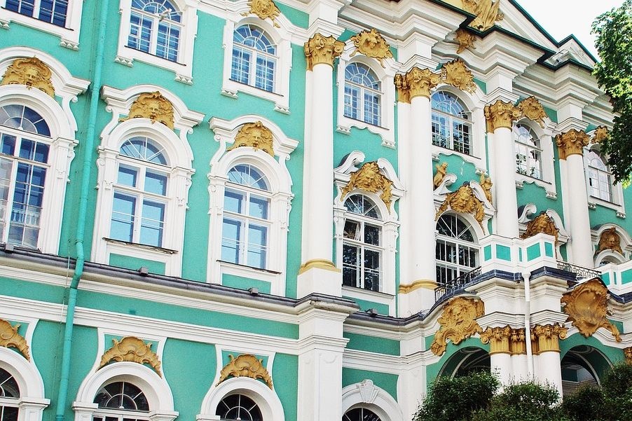  стены эрмитажа изменили цвет 