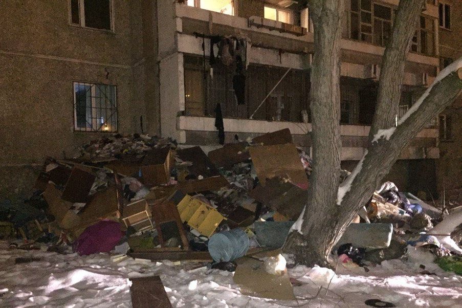  приставы вынесли тонны мусора квартиры мамаши уралмаша 