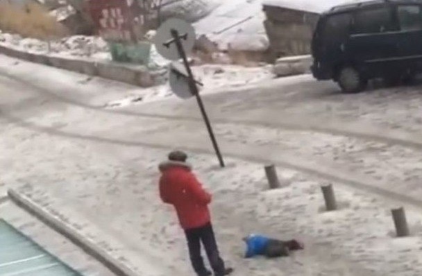  пнувший маленького сына киргиз наказания 