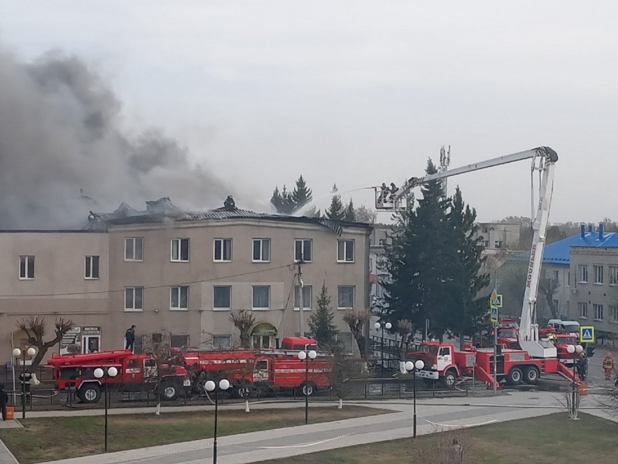  автовышку привлекли тушению мощного пожара торговом центре ишима 