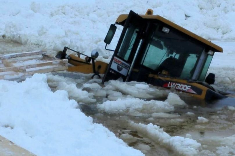  ямале подготовке купели трактор провалился лед 