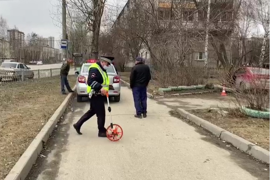  екатеринбурге вылетевшая тротуар иномарка сбила 5-летнего ребенка 