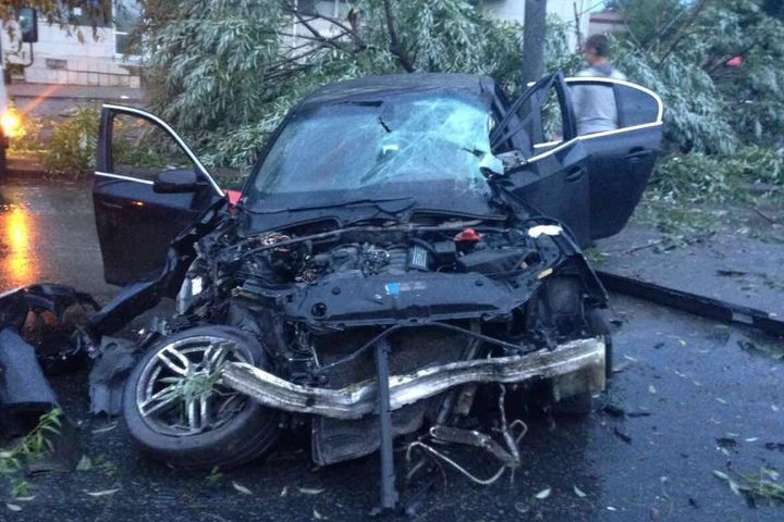  челябинка bmw снесла дерева протаранила столб 