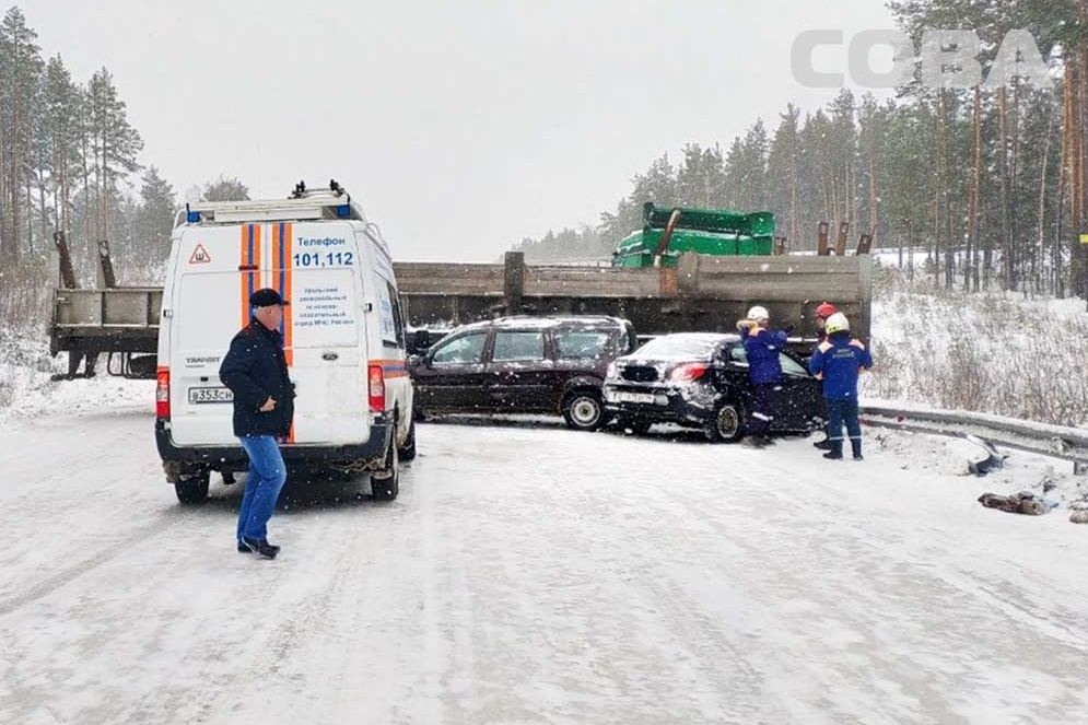  перегородившая дорогу фура спровоцировала массовое дтп екаде 