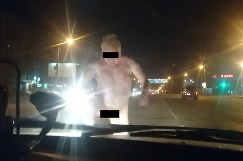  разъяренный голый челябинец напал такси видео 