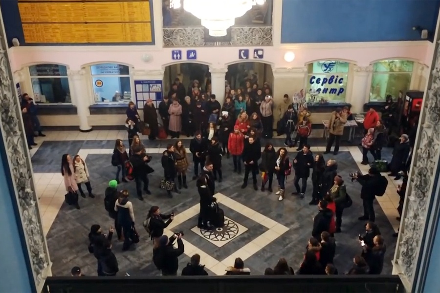 В Запорожье на вокзале студенты хором спели песню из советского фильма