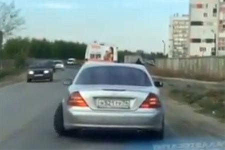  челябинску проехался mercedes оторванным колесом 