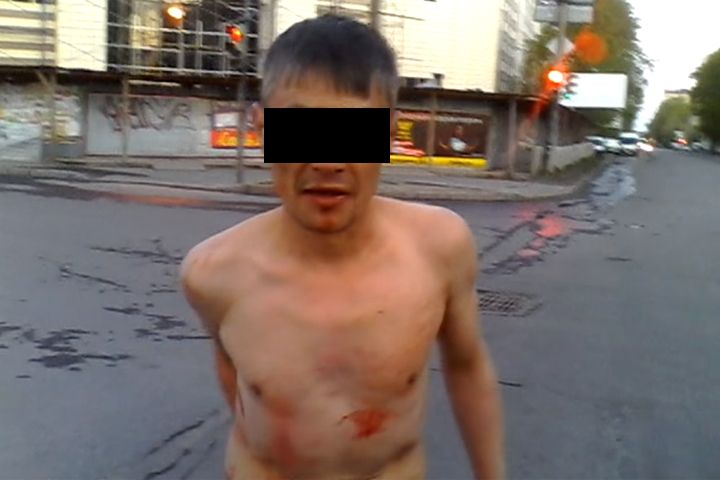  екатеринбуржцев напугал бегающий улицам голый наркоман 