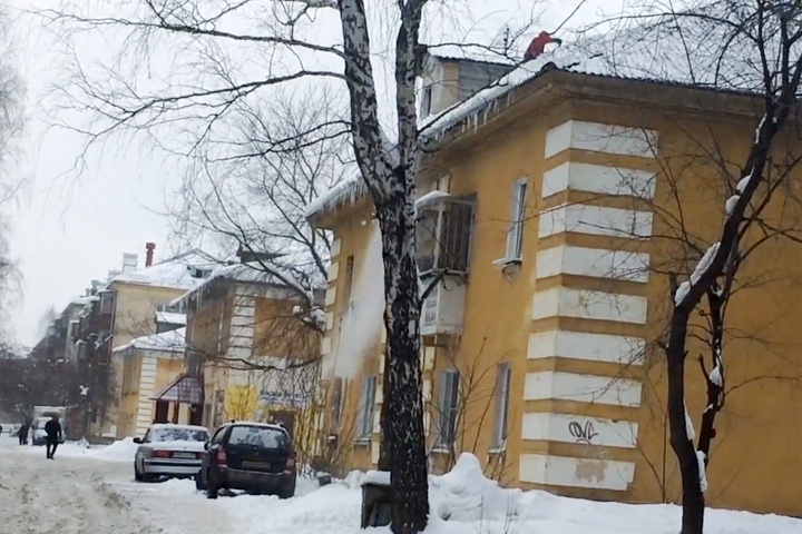  екатеринбургские коммунальщики скинули льдину автомобиль видео 