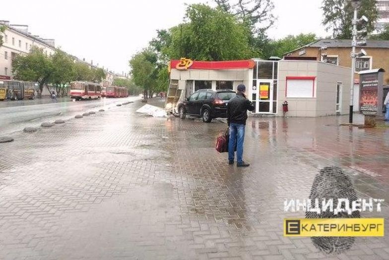  екатеринбурге автоледи протаранила гриль-бар 