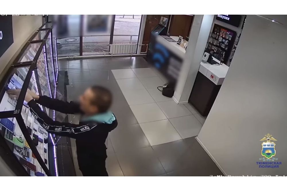  тюмени налетчик ограбил салон сотовой связи вооружившись ножовкой 