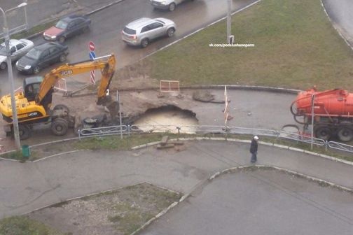  перми стахановской провалился асфальт 
