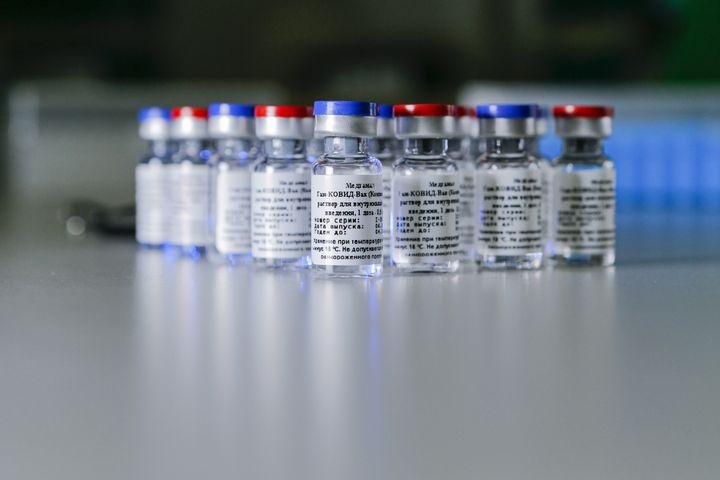  озвучены сроки поставок больших партий российской вакцины covid-19 