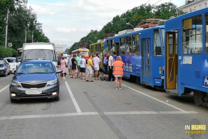  екатеринбуржец получил тяжелые травмы дтп трамваями 
