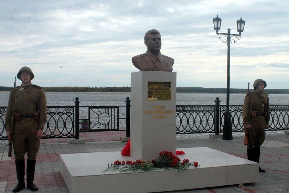  бюст сталина сургуте подправили краской 