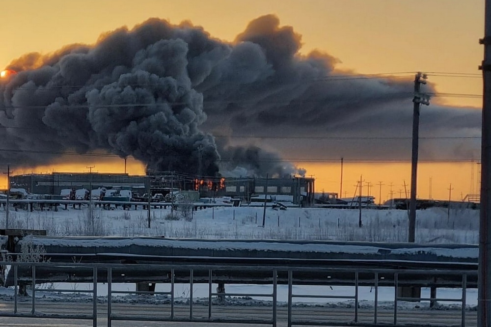  новом уренгое горит большой гараж внутри бензовоз топливом 