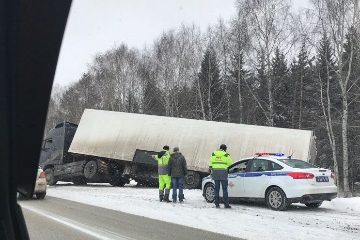  завалившаяся фура парализовала движение екатеринбурге 