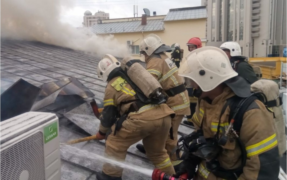  горящем цехе екатеринбургского смака обвалилась крыша 