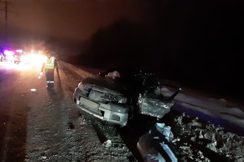  урале легковушка влетела автобус погибла женщина везла детей 