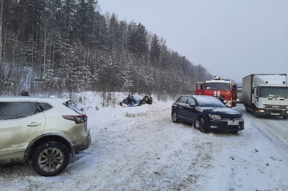Более 20 автомобилей попали в массовое ДТП на выезде из Екатеринбурга