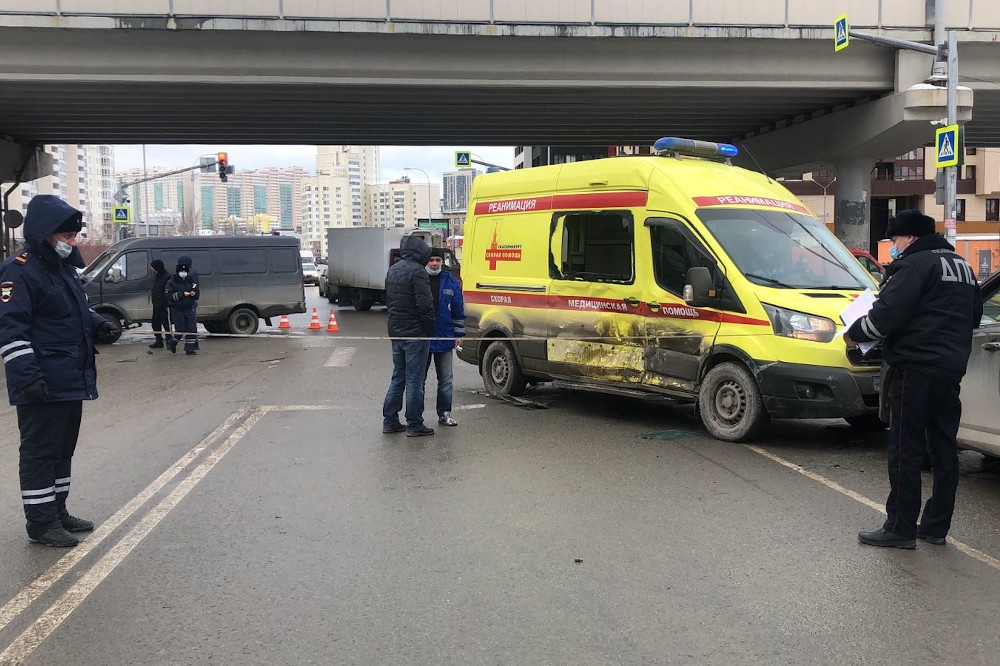  екатеринбурге дтп машиной скорой помощи пострадали человека 