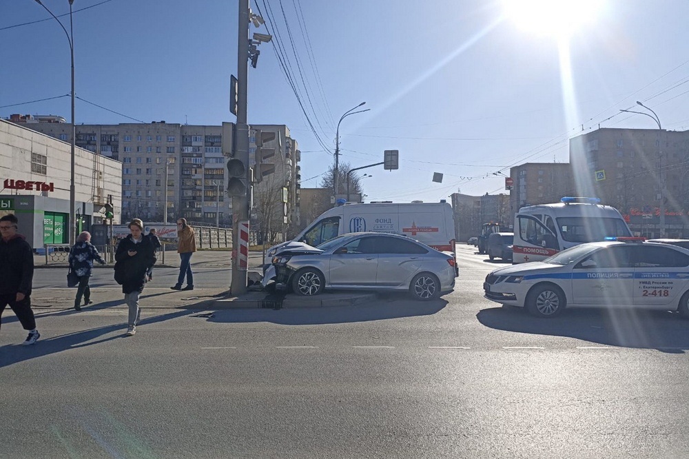  визе машина влетела столб уходя столкновения скорой помощью 