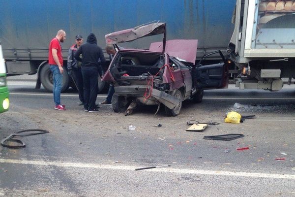  тюмени фура раздавила легковушку 